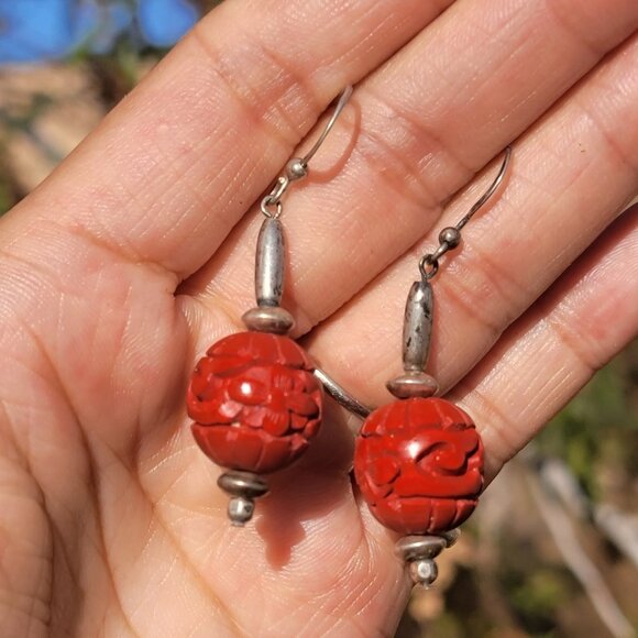 Gorgeous vintage 925 sterling silver carved red cinnabar flower swirl earrings - Picture 2 of 16